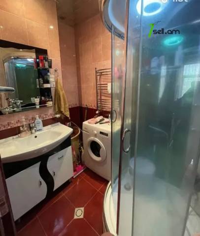 3 սենյականոց բնակարան նորակառույց շենքում Մելքումովի փողոցում, 93 ք.մ., նախավերջին հարկ