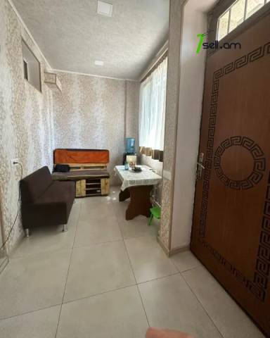 Մեկ հարկանի քարե տուն Զովունի 39 փողոցում Զովունիում, 330 ք.մ., կապիտալ վերանորոգված