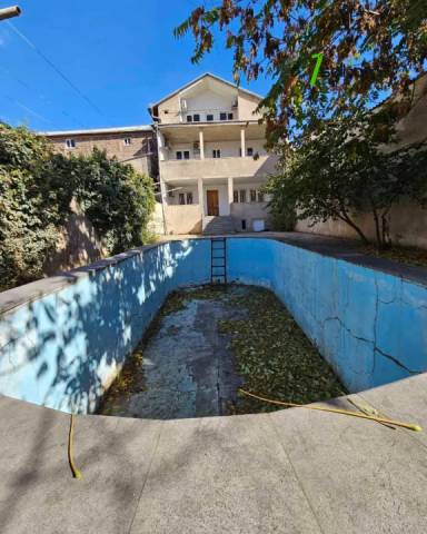 Երեք հարկանի քարե տուն Քաջազնունի փողոցում կենտրոնում, 1060 ք.մ., 3+ սանհանգույց