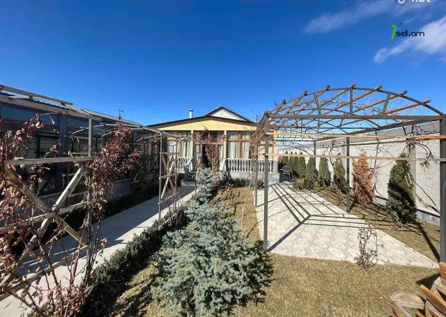 Մեկ հարկանի տուն, Azatutyan Street Ձորաղբյուրում, 550 ք.մ., 3+ սանհանգույց, կապիտալ վերանորոգված