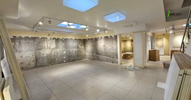 Բազմաֆունկցիոնալ գույք Հանրապետության փողոցում կենտրոնում, 1200 ք.մ.