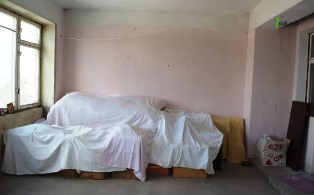 3 սենյականոց բնակարան Միխայիլ Սալտիկով-Շեդրինի փողոցում, 86 ք.մ., քարե շենք