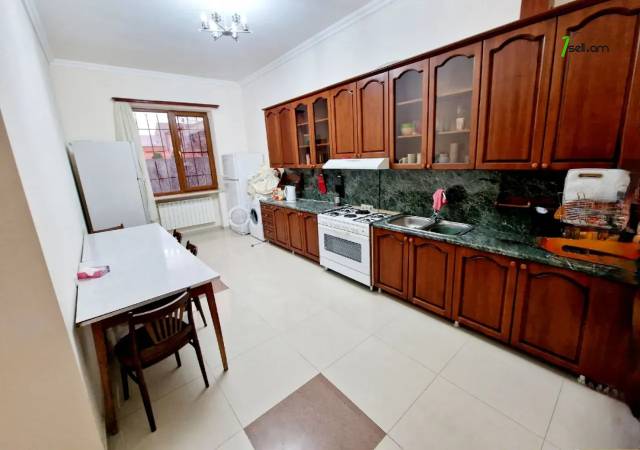 Երկու հարկանի քարե տուն Դավիթ Բեկի փողոցում Էրեբունիում, 1000 քմ, 3+ սանհանգույց