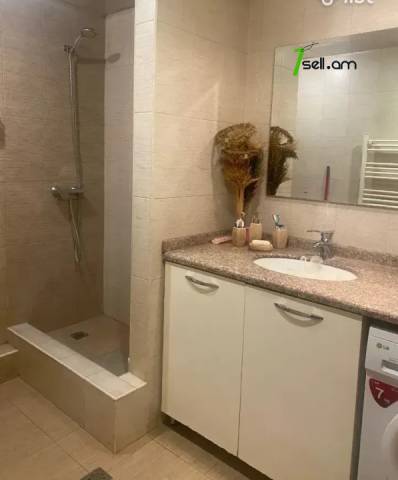 3 սենյականոց բնակարան Գրիբոյեդովի փողոցում, 76 ք.մ., նախավերջին հարկ, կապիտալ վերանորոգված