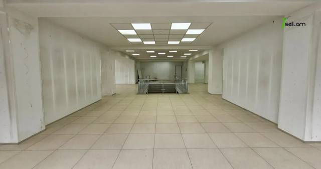 Բազմաֆունկցիոնալ գույք Հանրապետության փողոցում կենտրոնում, 1200 ք.մ.