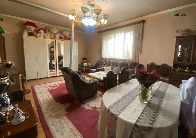Մեկ հարկանի քարե տուն 1-ին փողոցում Գառնիում, 125 ք.մ., 2 սանհանգույց