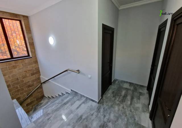 Երկու հարկանի քարե տուն Հաղթանակի փողոցում Ձորաղբյուրում, 500 ք.մ., 3+ սանհանգույց, եվրովերանորոգված