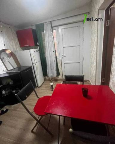 1 սենյականոց բնակարան Արցախի պողոտայում, 25 ք.մ., 1/4 հարկ, կապիտալ վերանորոգված, քարե շենք