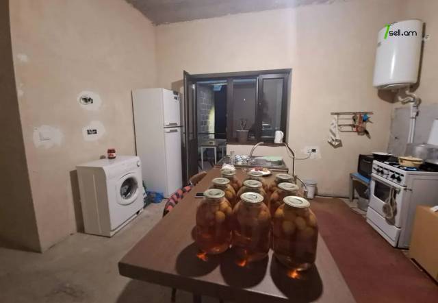 Երկու հարկանի քարե տուն Մոլդովական փողոցում Նոր Նորքում, 630 ք.մ., 2 սանհանգույց