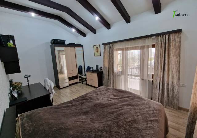 Երեք հարկանի քարե տուն Կարապետյան փողոցում Աջափնյակում, 470 ք.մ., 3+ սանհանգույց