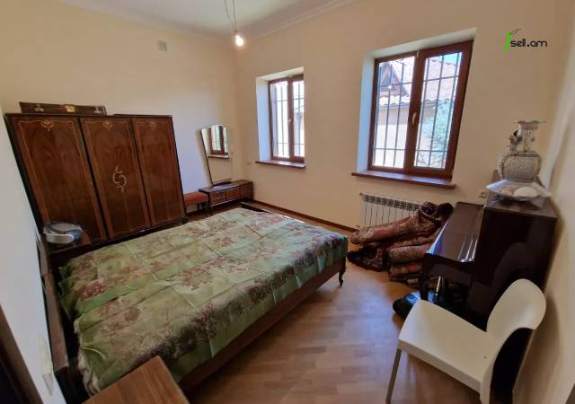 Երկու հարկանի քարե տուն Նուբարաշենի 4-րդ փողոցում Նուբարաշենում, 800 ք.մ., 3+ սանհանգույց