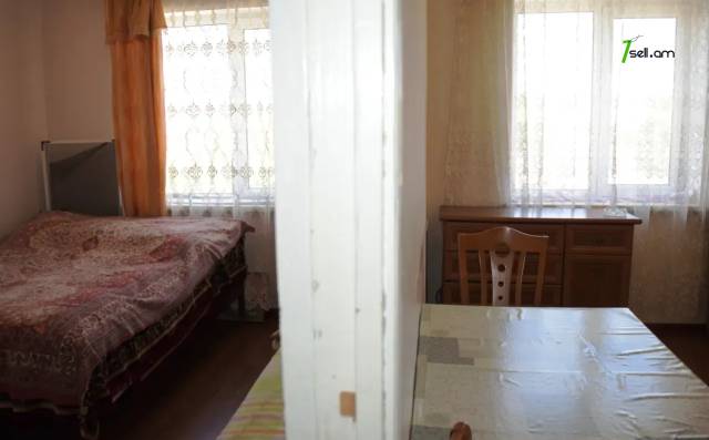 3 սենյականոց բնակարան Միխայիլ Սալտիկով-Շեդրինի փողոցում, 73 ք.մ., եվրովերանորոգված, քարե շենք