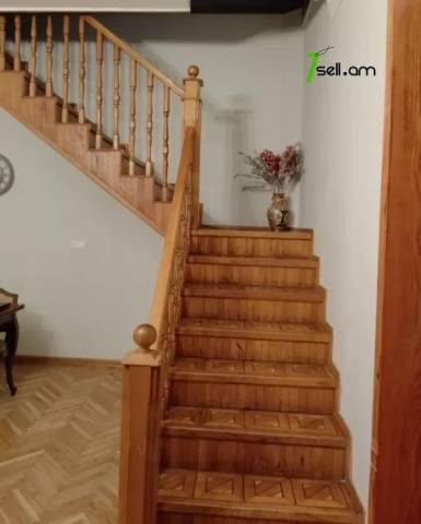 Երկու հարկանի քարե տուն Նոր Արեշի 35րդ փողոցում Էրեբունիում, 450 ք.մ., 3+ սանհանգույց
