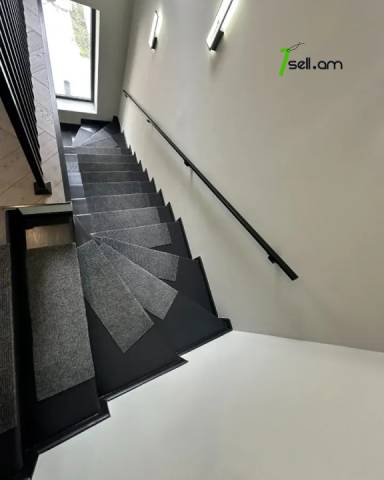 Երկու հարկանի քարե թաունհաուզ Էրեբունու փողոցում Էրեբունիում, 205 քմ, 2 սանհանգույց