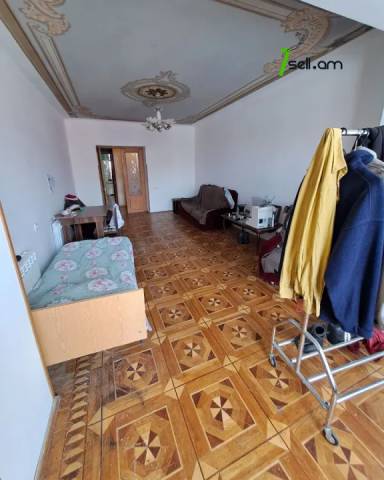 3 սենյականոց բնակարան Բարբյուսի փողոցում, 94 ք.մ., մի քանի պատշգամբ, քարե շենք