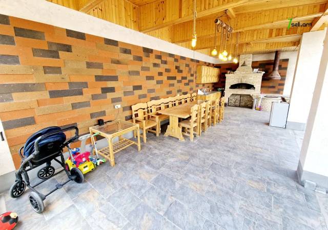 Չորս հարկանի տուն Առինջի 21-րդ փողոցում Առինջում, 950 ք.մ., 3+ սանհանգույց