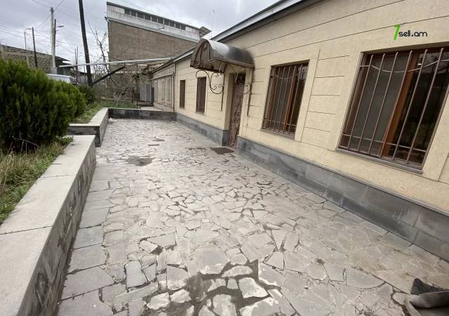 Մեկ հարկանի քարե տուն Գրիգոր Զոհրաբ փողոցում Աջափնյակում, 230 ք.մ., 2 սանհանգույց
