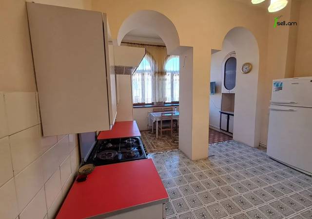 4 սենյականոց բնակարան Մոսկովյան փողոցում, 94 ք.մ., բարձր առաստաղներ, քարե շենք