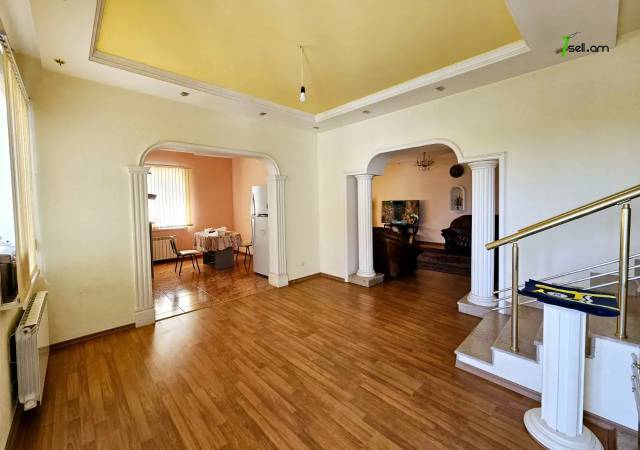 Երեք հարկանի քարե տուն Աջափնյակում, 1200 ք.մ., 2 սանհանգույց, եվրովերանորոգված