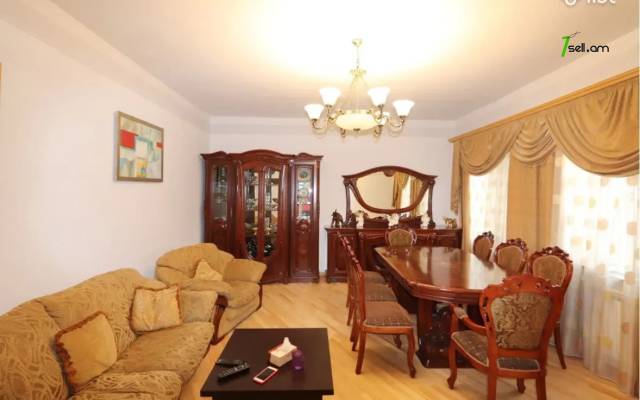 Երեք հարկանի քարե տուն Տիգրան Մեծի պողոտայում Էրեբունիում, 372 ք.մ., 2 սանհանգույց, եվրովերանորոգված