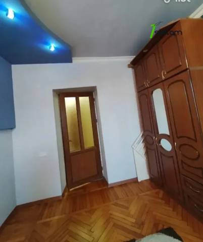 3 սենյականոց բնակարան Դավիթ Բեկի փողոցում, 80 ք.մ., նախավերջին հարկ, եվրովերանորոգված, քարե շենք