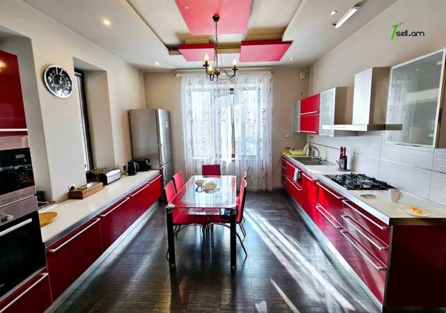 Երկու հարկանի քարե տուն Ծարավ Աղբյուրի փողոցում Ավանում, 1650 ք.մ., 3+ սանհանգույց