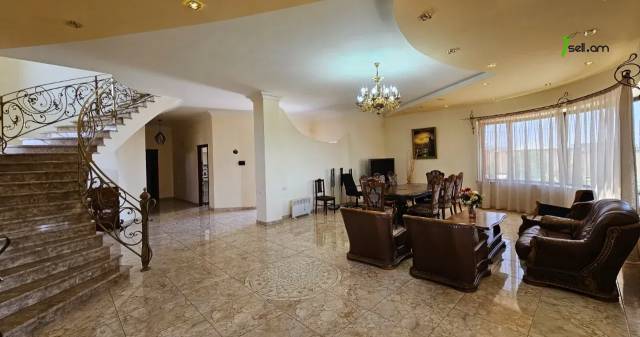 Երկու հարկանի քարե տուն Սիլիկյանի 5-րդ փողոցում Աջափնյակում, 3000 քմ, 2 սանհանգույց, մեծ հողամաս