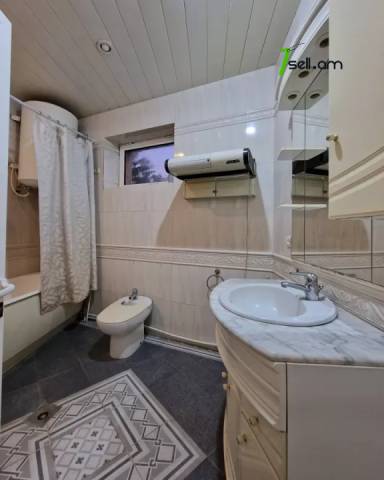 Երեք հարկանի քարե տուն Պարոնյան փողոցում կենտրոնում, 550 քմ, 3+ սանհանգույց, եվրովերանորոգված