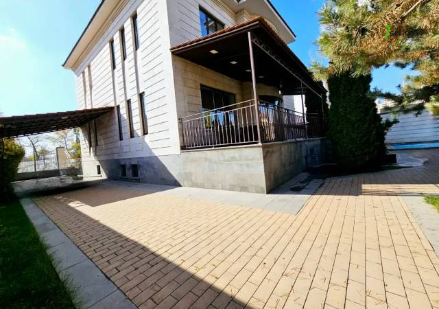 Երկու հարկանի քարե տուն Ծարավ Աղբյուրի փողոցում Ավանում, 1650 ք.մ., 3+ սանհանգույց