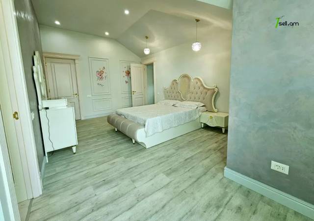 Երեք հարկանի քարե տուն, Նորք-Մարաշ վարչական շրջան Նորք Մարաշում, 660 ք.մ., 3+ սանհանգույց