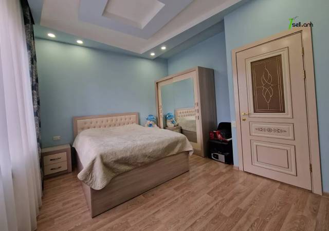 Երկու հարկանի քարե տուն, Դուրյան թաղամաս Ավանում, 500 ք.մ., 2 սանհանգույց, կապիտալ վերանորոգված