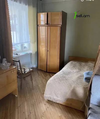 Ընդարձակ 1 սենյականոց բնակարան, Դավիթ Մալյան փողոցի նրբանցք, 57 ք.մ., 2/5 հարկ, քարե շենք