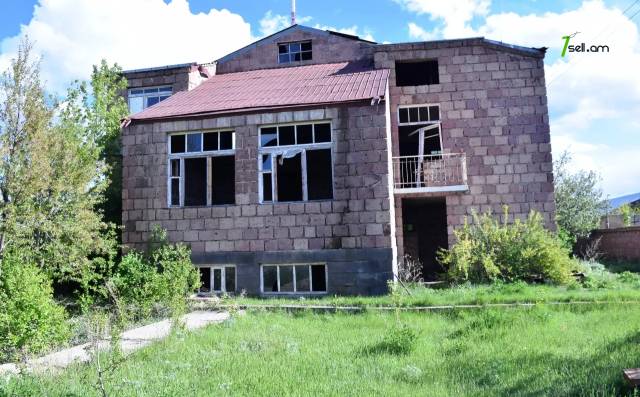 Երկու հարկանի քարե տուն, Վ. Սարգսյան փողոց 1-ին թաղամաս Գյումրիում, 308 ք.մ., կոսմետիկ վերանորոգում
