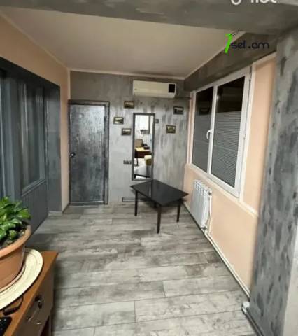 4 սենյականոց բնակարան, Hanrapetutyan Street, 90 ք.մ., բարձր առաստաղներ, նախավերջին հարկ