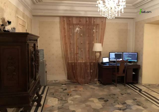 Երեք հարկանի քարե տուն Այասի փողոցում կենտրոնում, 200 ք.մ., 3+ սանհանգույց, կապիտալ վերանորոգված