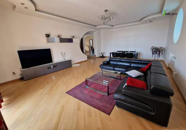 Երկու հարկանի քարե տուն Նոր Նորքում, 1000 ք.մ., 3+ սանհանգույց, կապիտալ վերանորոգված