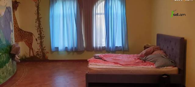 Երկու հարկանի քարե տուն Նորքի 1-ին փողոցում Նորք Մարաշում, 800 ք.մ., 3+ սանհանգույց