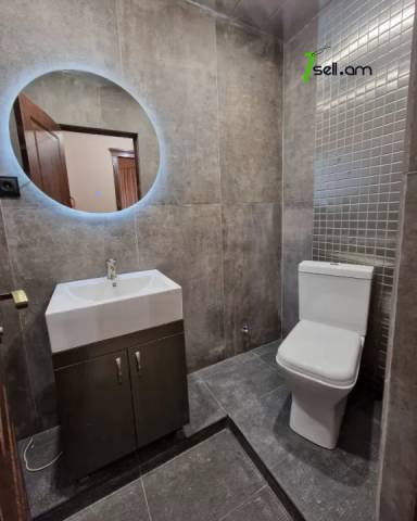 3 սենյականոց բնակարան նորակառույց շենքում Սերո Խանզադյան փողոցում, 117 ք.մ., 2 սանհանգույց