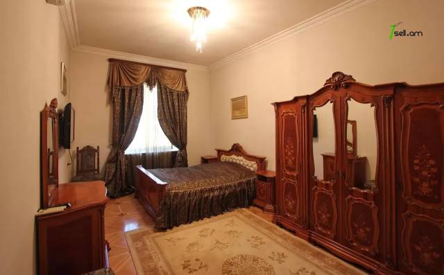 Երեք հարկանի քարե տուն Սևքարեցի Սաքոյի փողոցում Արաբկիրում, 600 ք.մ., 3+ սանհանգույց