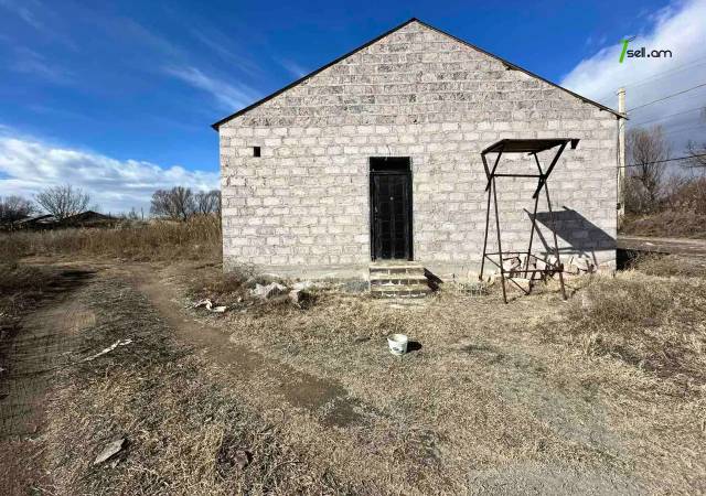 Մեկ հարկանի քարե տուն 17-րդ փողոցում Հայանիստում, 270 ք.մ., մասնակի վերանորոգում