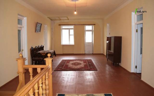 Երկու հարկանի քարե տուն, Օդանավակայան 2-րդ թաղամաս Գյումրիում, 361 ք.մ., կոսմետիկ վերանորոգում