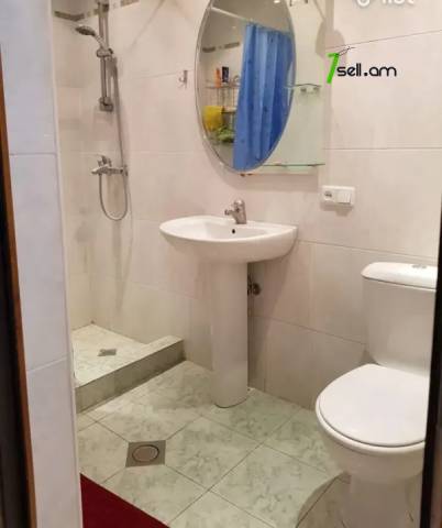 3 սենյականոց բնակարան Բարբյուսի փողոցում, 80 ք.մ., նախավերջին հարկ, կապիտալ վերանորոգված, քարե շենք