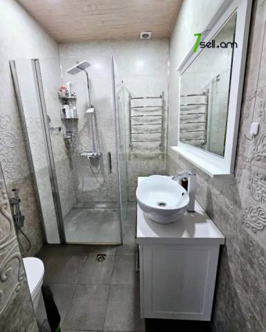 Երկու հարկանի քարե տուն Նոր Արեշի 37րդ փողոցում Էրեբունիում, 855 ք.մ., 2 սանհանգույց