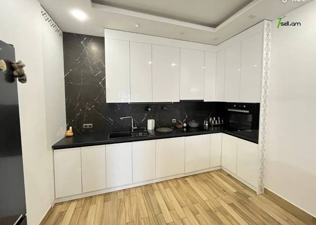 4 սենյականոց բնակարան նորակառույց շենքում Պարույր Սևակի փողոցում, 170 ք.մ., 2 սանհանգույց