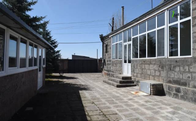 Մեկ հարկանի քարե տուն Մարմաշենում, 141 ք.մ., 2 սանհանգույց, մեծ հողամաս, եվրովերանորոգված