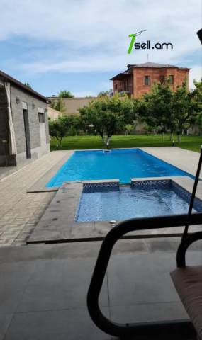 Երեք հարկանի տուն Մարշալ Բաբաջանյան փողոցում Ավանում, 715 քմ, 3+ սանհանգույց
