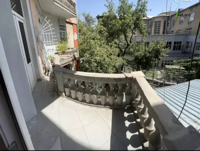 3 սենյականոց բնակարան Աբովյան փողոցում, 72 ք.մ., 2/4 հարկ, բարձր առաստաղներ, կապիտալ վերանորոգված