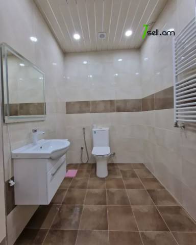 Երկու հարկանի քարե տուն Մուրացանի փողոցում Էրեբունիում, 220 ք.մ., 3+ սանհանգույց