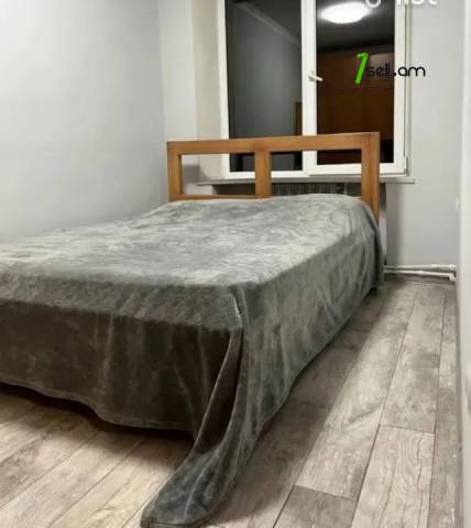 4 սենյականոց բնակարան, Hanrapetutyan Street, 90 ք.մ., բարձր առաստաղներ, նախավերջին հարկ