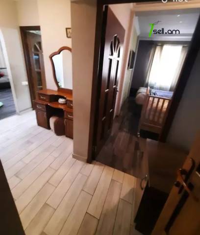 3 սենյականոց բնակարան Ռայնիսի փողոցում, 70 ք.մ., նախավերջին հարկ, կապիտալ վերանորոգված